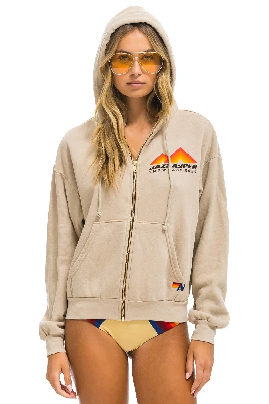 JAZZ ASPEN SNOWMASS 2024 ZIP HOODIE RELAXED - SAND Adventure